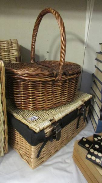 3 wicker/rattan hampers and a lidded basket - Image 3 of 3