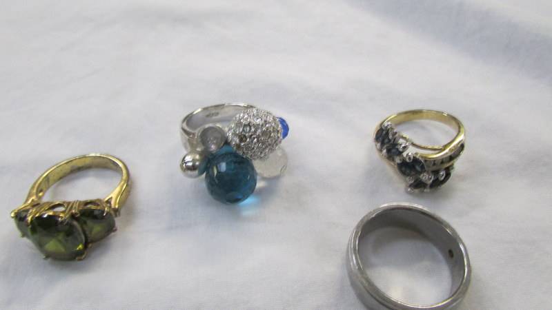Six assorted dress rings and three brooches. - Image 3 of 4