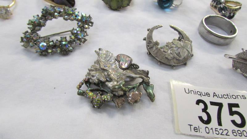 Six assorted dress rings and three brooches. - Image 4 of 4