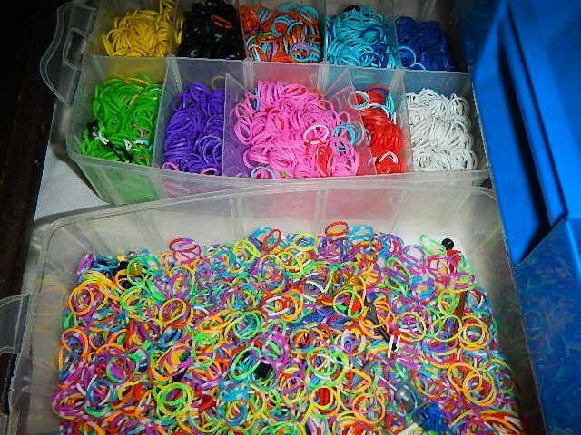 A box of Lego and two boxes of brightly coloured rubber bands. - Image 2 of 3