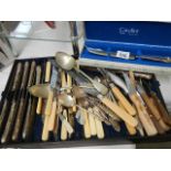 A mixed lot of cutlery.