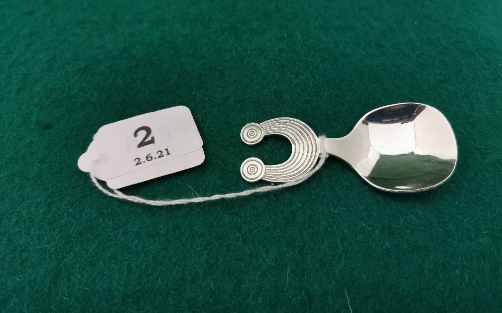 Irish Silver Caddy Spoon by Thomas O' Connor & Sons 1973, 8cm long, with torc shaped handle, 32