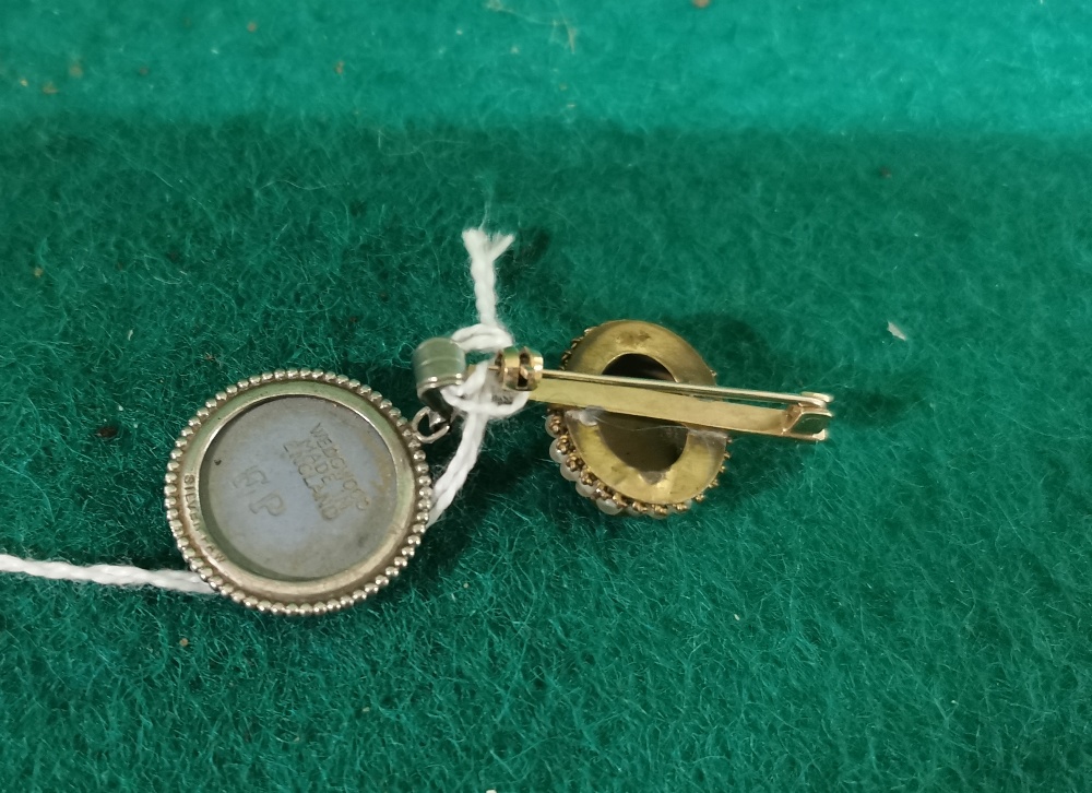 A Cameo mounted Gold Bar Brooch & a Wedgewood Pendant (stamped F & P) (2) - Bild 2 aus 2