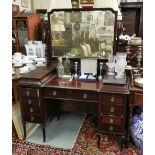 Edw. Mahogany Kneehole Dressing Table, a pivoting mirror over with an arrangement of drawers (oak