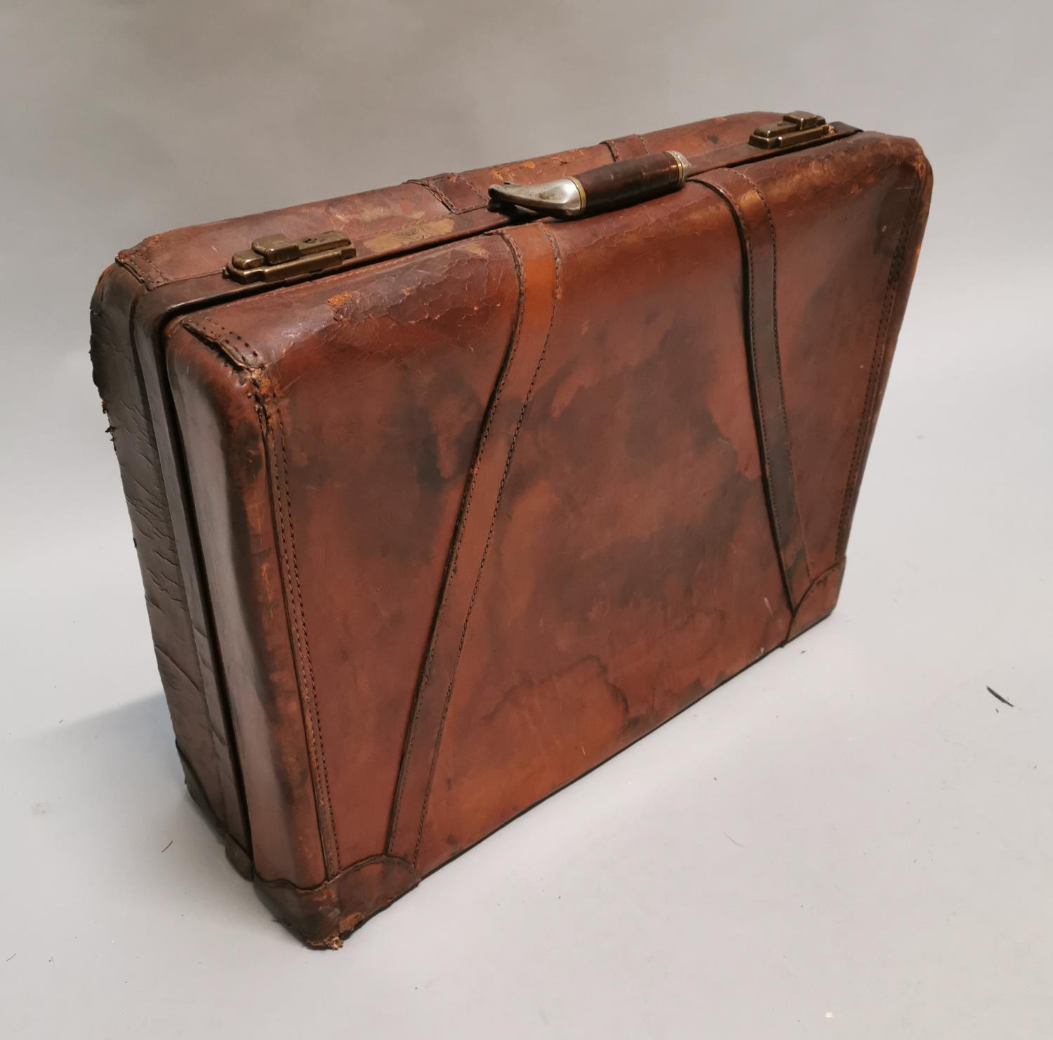 Early 20th C. leather holdall.