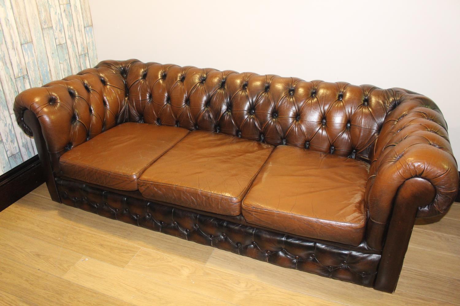 Excellent quality leather chesterfield three piece deep buttoned upholstered suite - Image 3 of 4