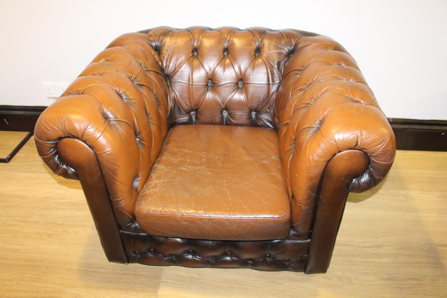 Excellent quality leather chesterfield three piece deep buttoned upholstered suite - Image 4 of 4