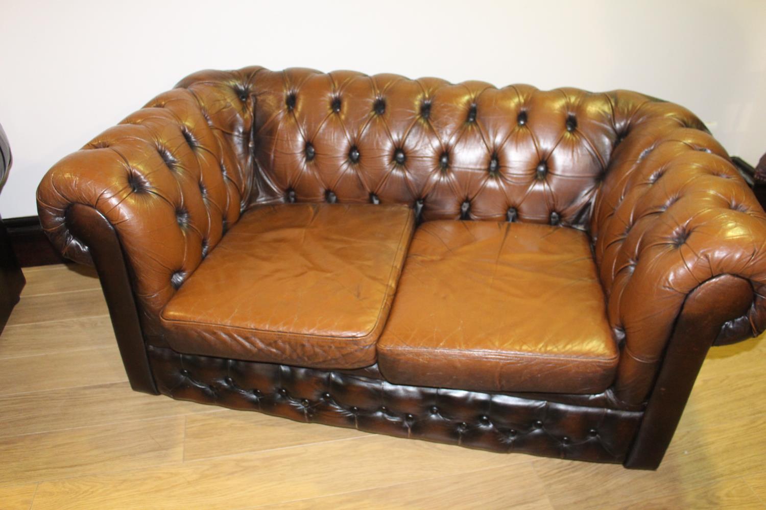 Excellent quality leather chesterfield three piece deep buttoned upholstered suite - Image 2 of 4