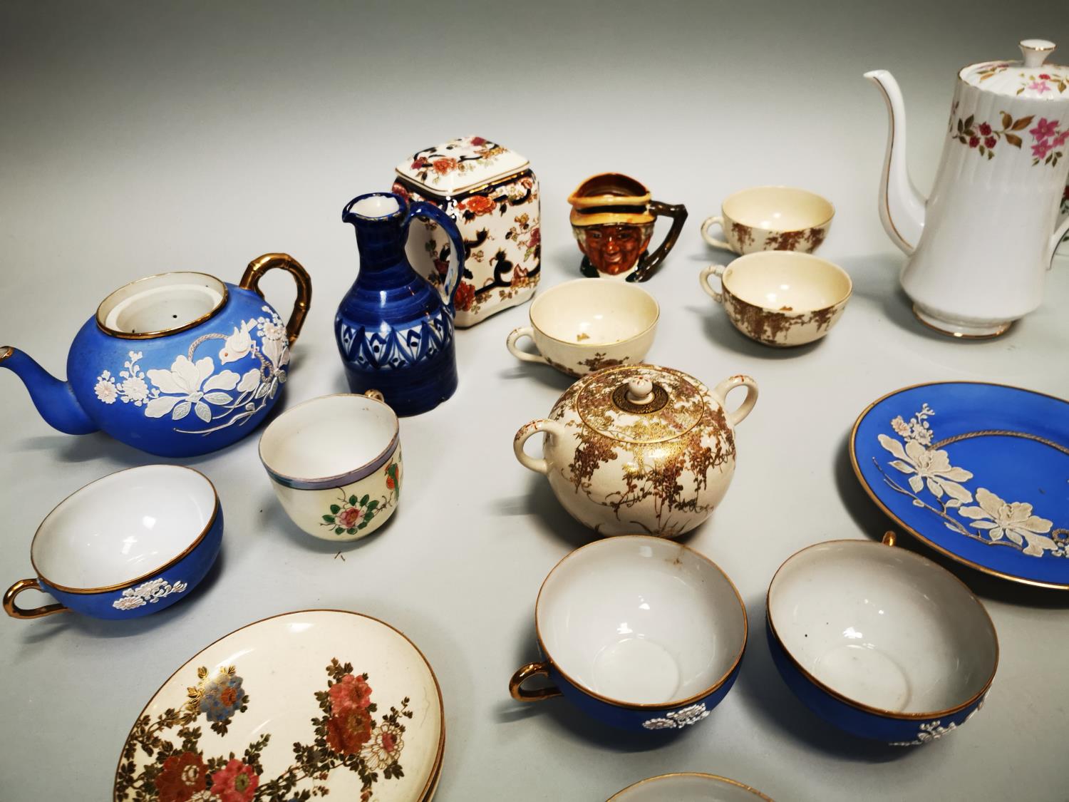 Miscellaneous collection vases and teapots. - Bild 5 aus 5