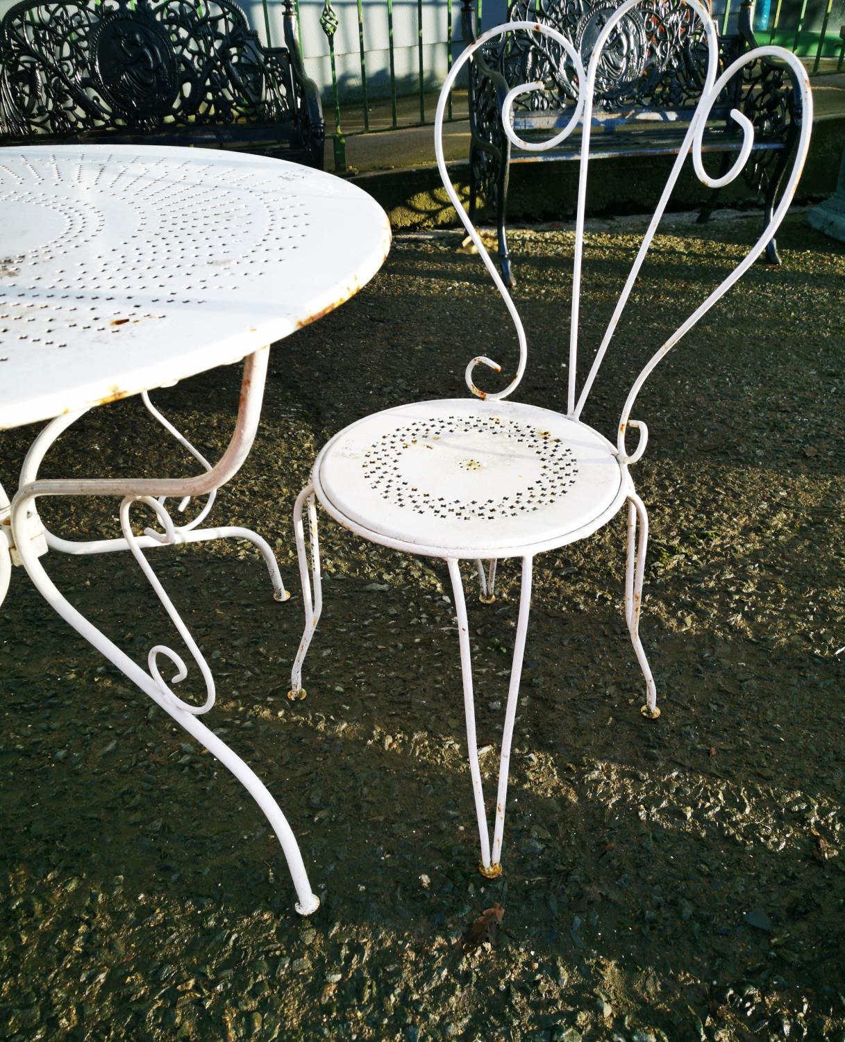Early 20th C. metal garden table and two chairs. - Bild 2 aus 2