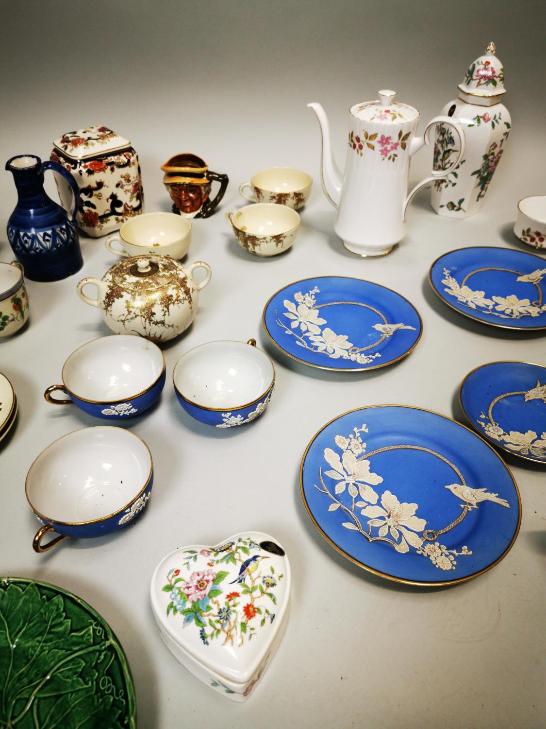 Miscellaneous collection vases and teapots. - Bild 3 aus 5