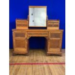 Superb late 19th Century dressing table in maple and birds eye maple, in the Chinese Chippendale