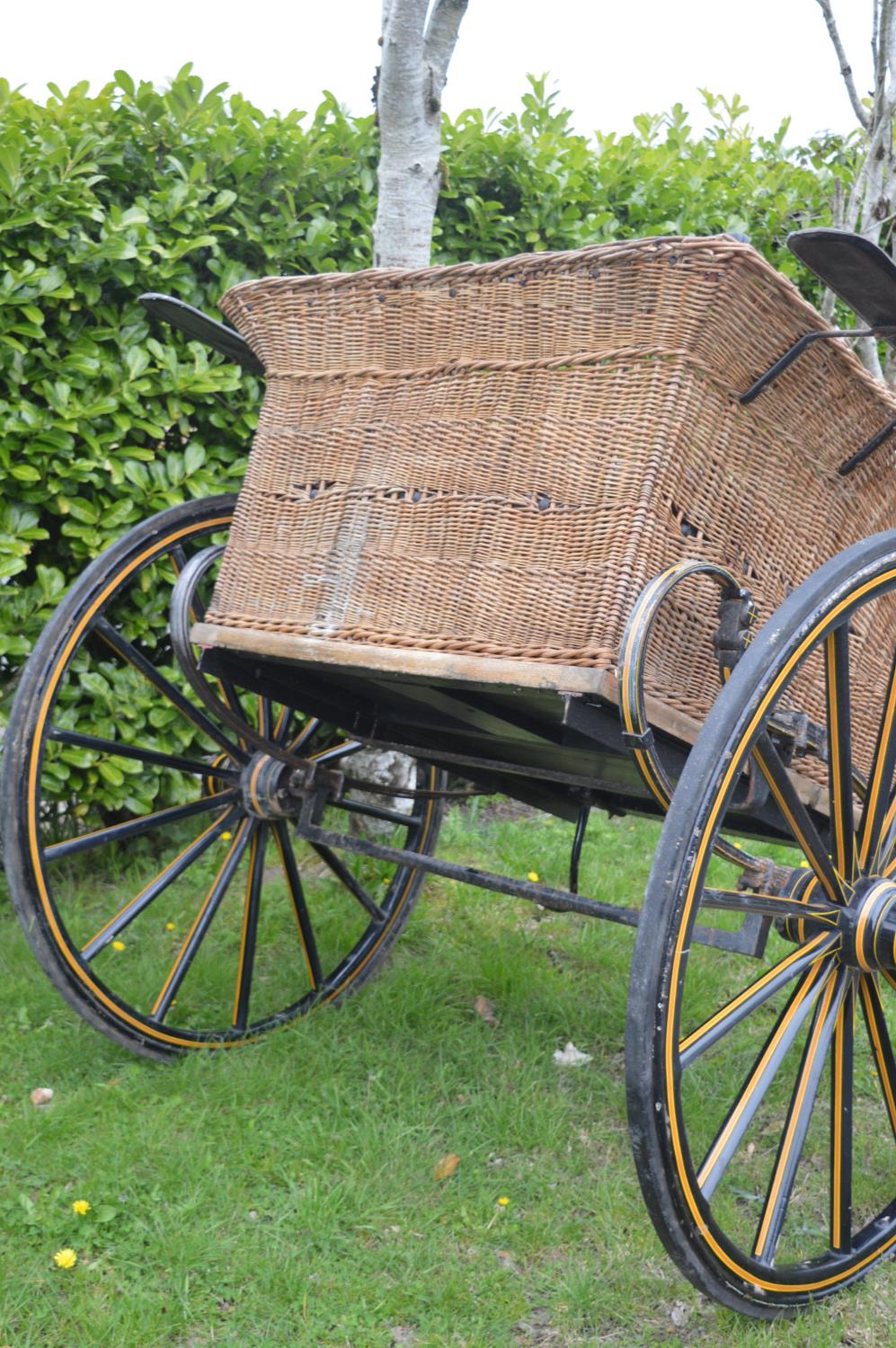 19th C. wicker Estate horse drawn gig. - Image 5 of 5