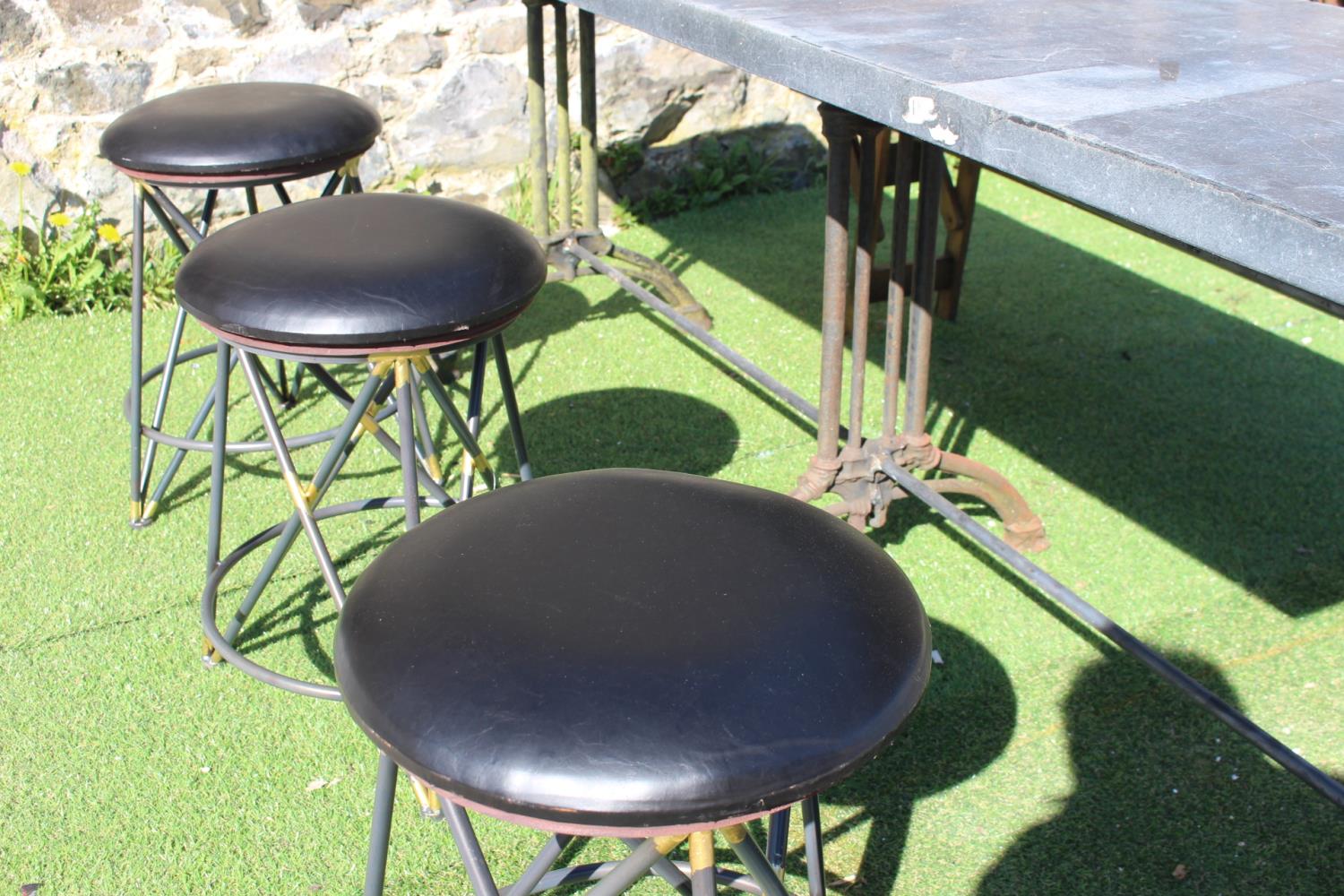 Cast iron table with marble top, bench and stools - Image 3 of 3