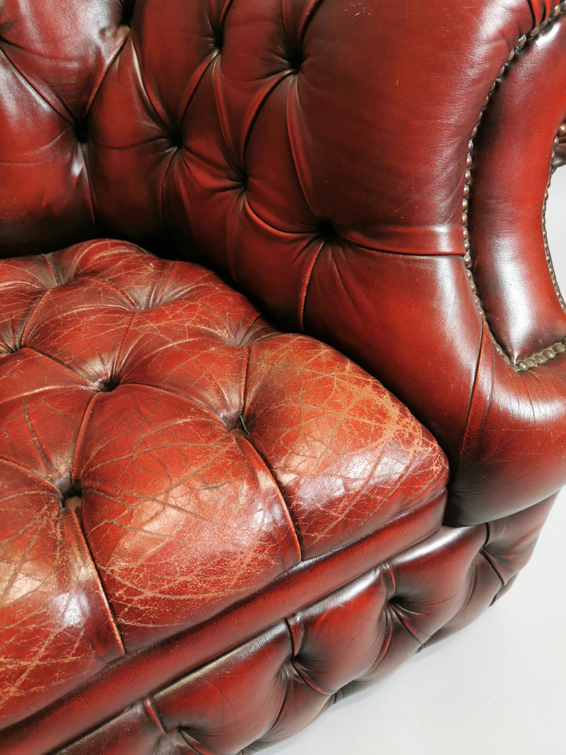 Good quality upholstered leather club chair - Image 3 of 8