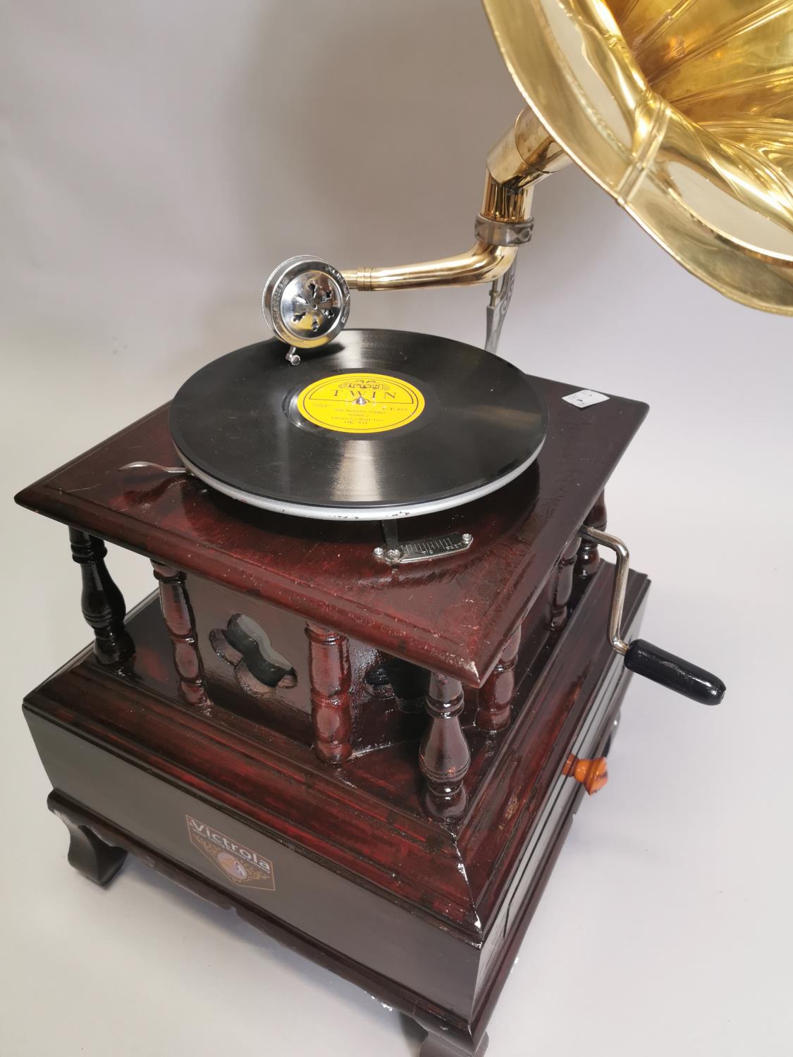 Victrola mahogany gramophone - Image 4 of 6