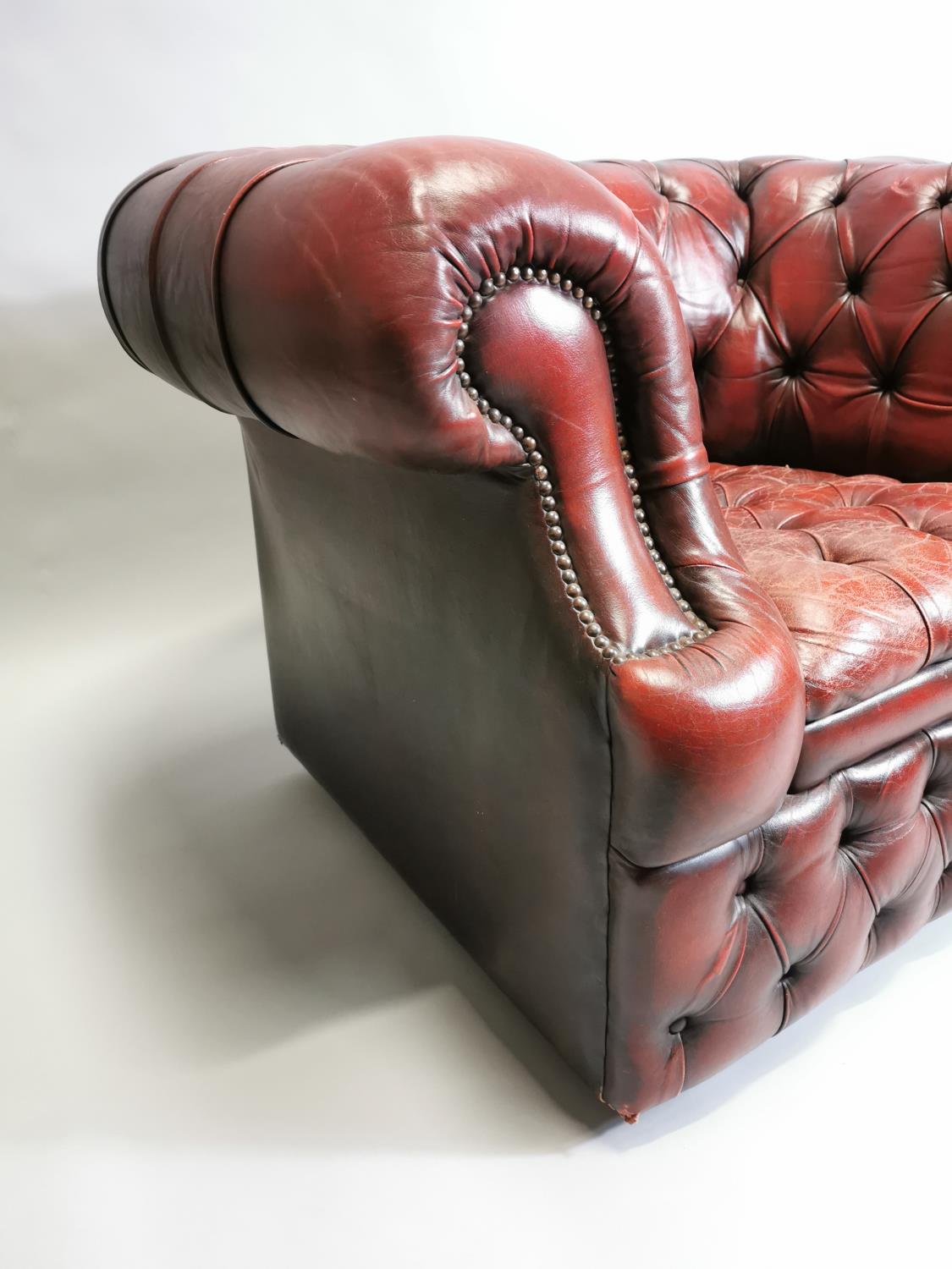 Good quality upholstered leather club chair - Image 5 of 8