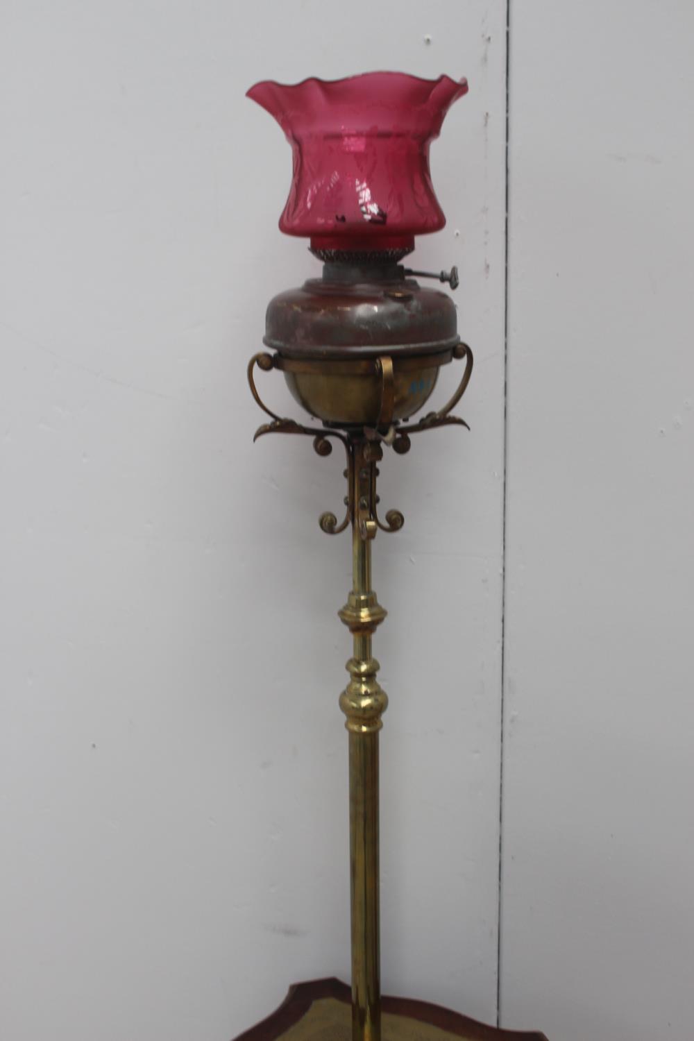 Edwardian brass standard oil lamp - Image 3 of 4