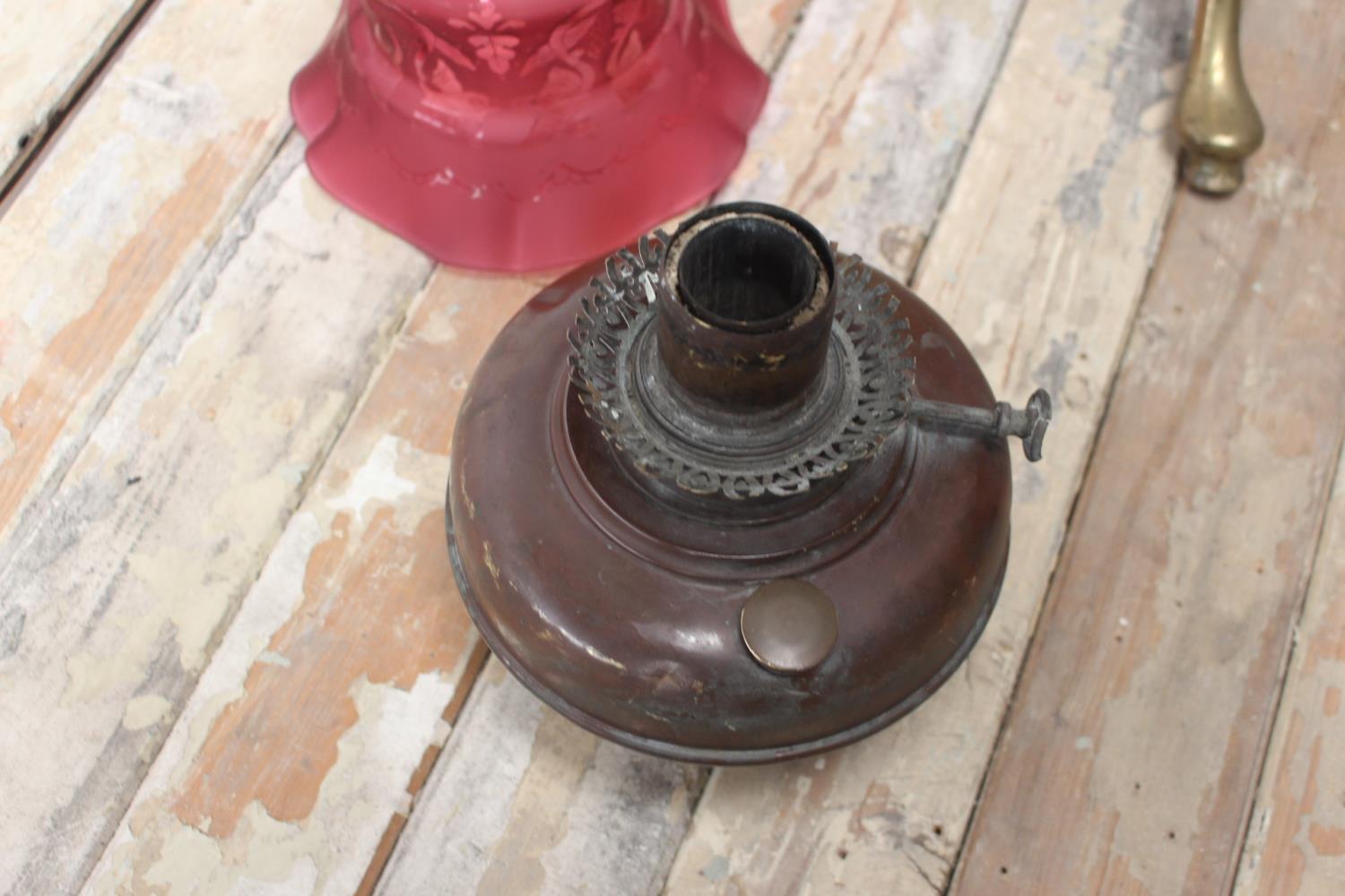 Edwardian brass standard oil lamp - Image 4 of 4