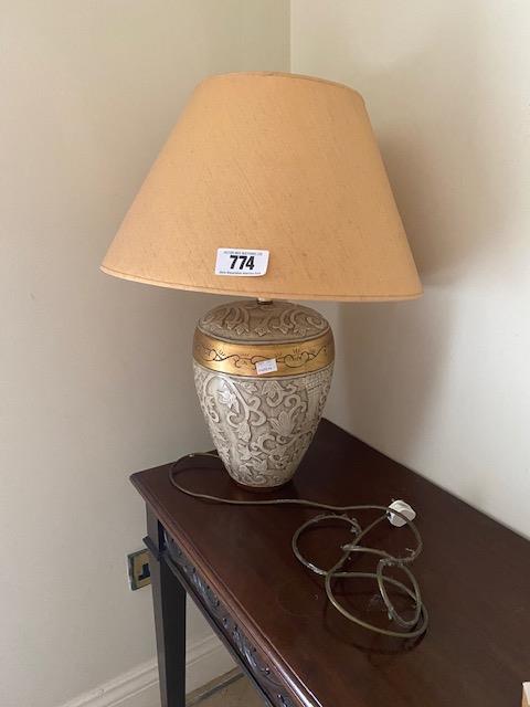 Decorative ceramic table lamp