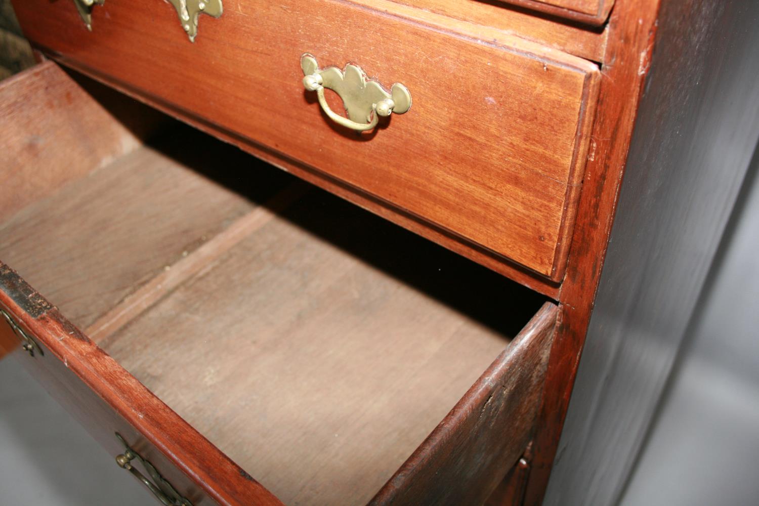 Fine Irish Georgian mahogany tall-boy chest of 8 graduated drawers standing on bracket feet 70 W x - Image 3 of 4