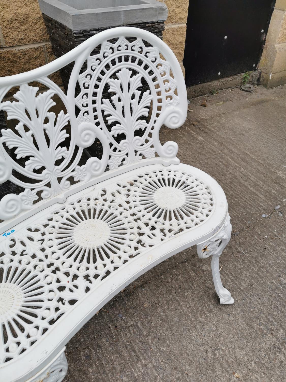 Decorative cast alloy two seater garden bench. - Image 2 of 3