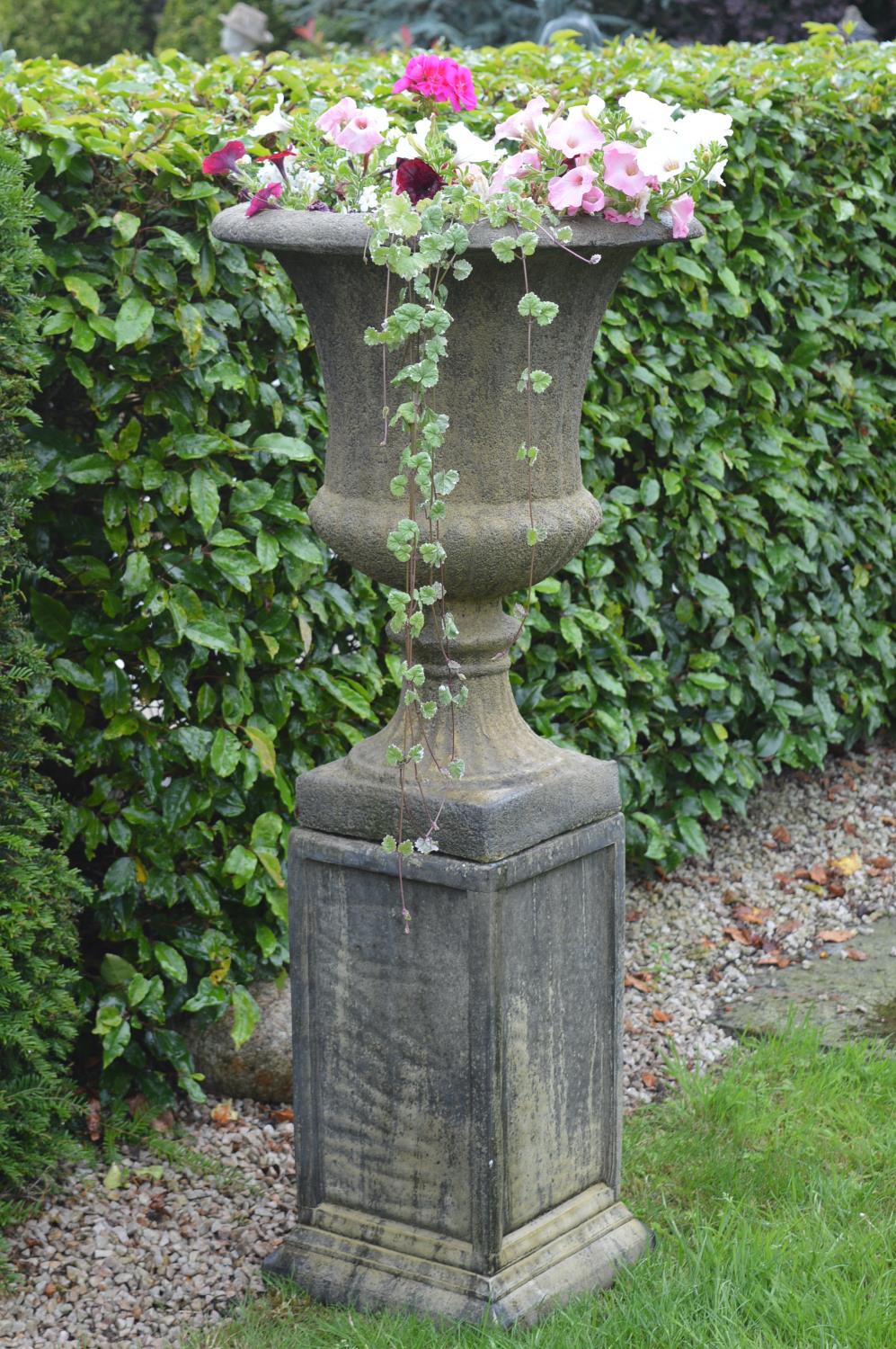 Pair of garden urns - Bild 2 aus 3