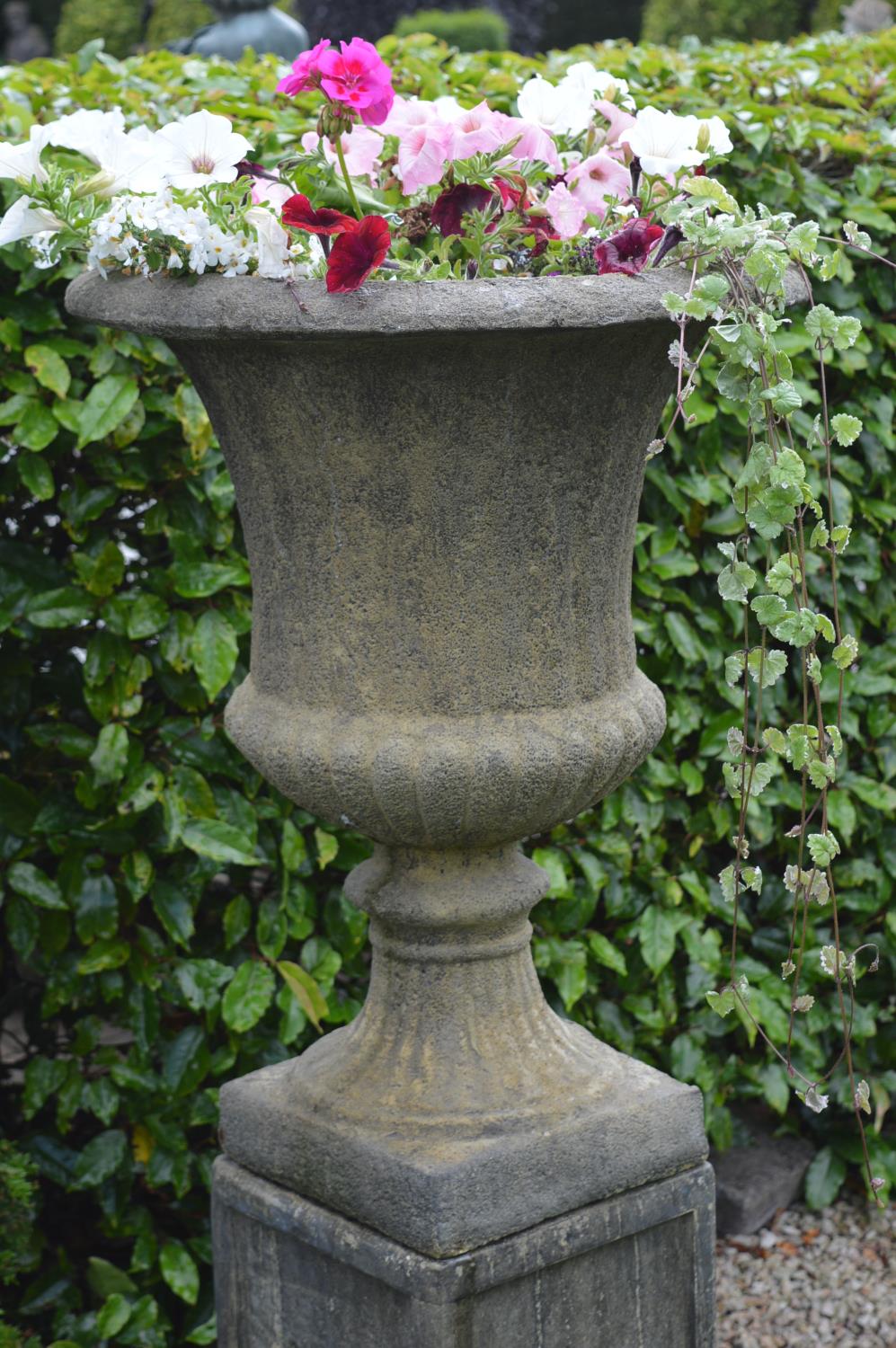 Pair of garden urns - Bild 3 aus 3