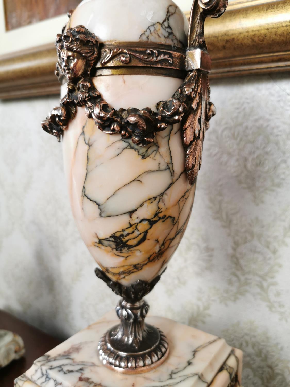 Decorative brass and onyx table lamp - Image 3 of 3