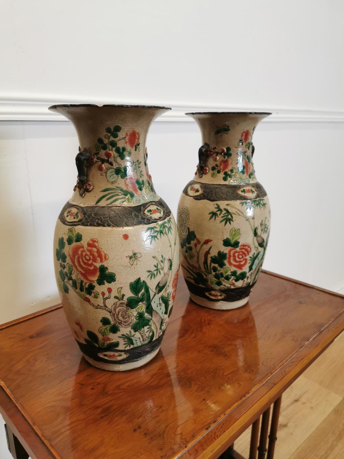 Pair of Oriental ceramic vases. - Bild 4 aus 7