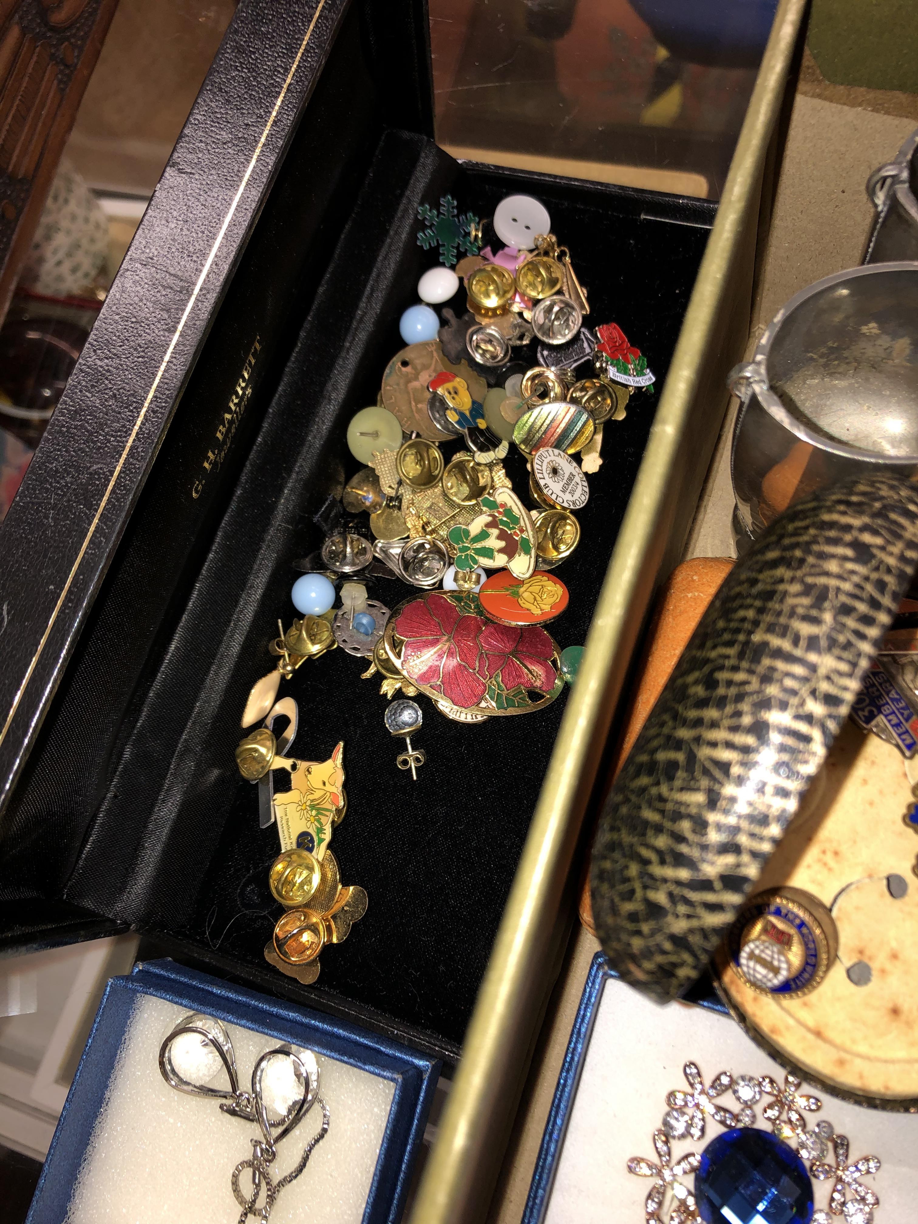 SHOEBOX OF COSTUME JEWELLERY INCLUDING NECKLACES, BROOCHES, EARRINGS, - Image 4 of 4