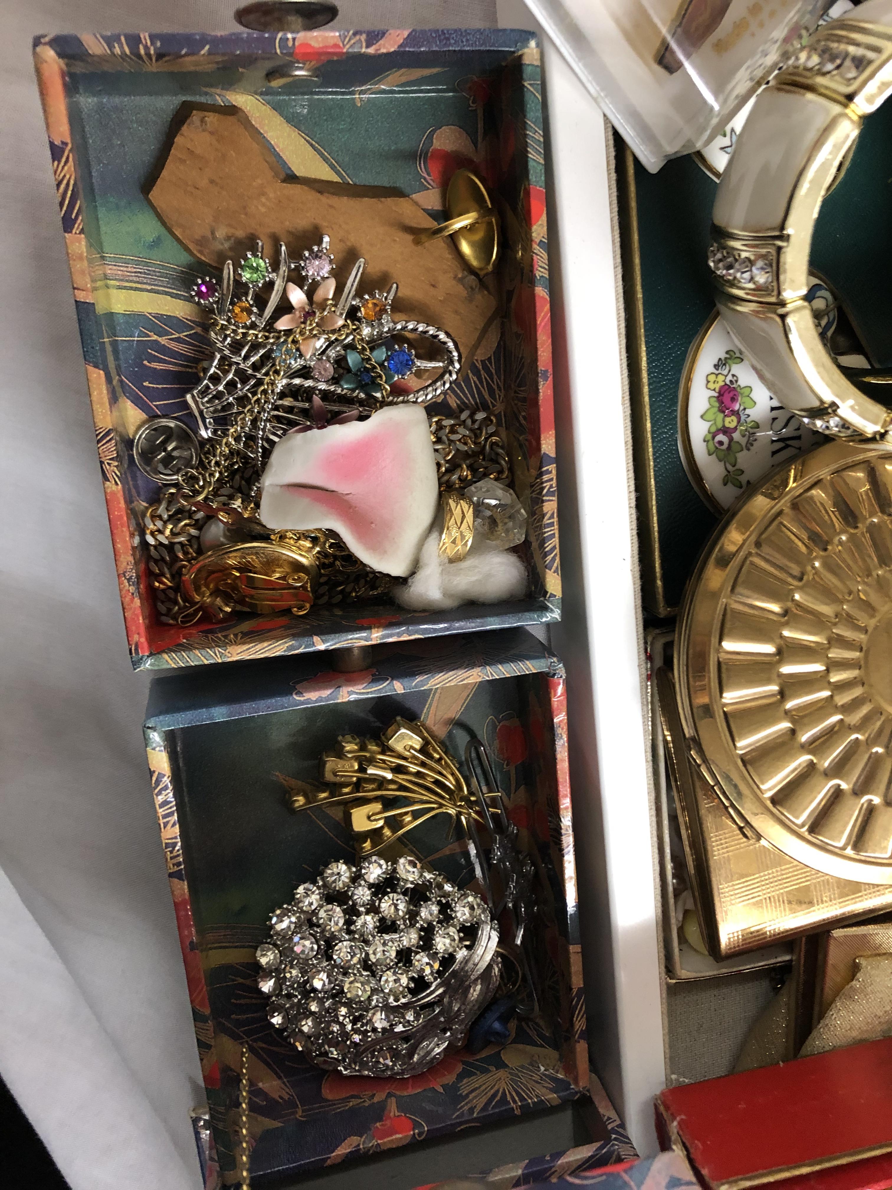 TRAY OF COSTUME JEWELLERY INCLUDING BRACELETS, BROOCHES, COMPACTS, - Image 3 of 3