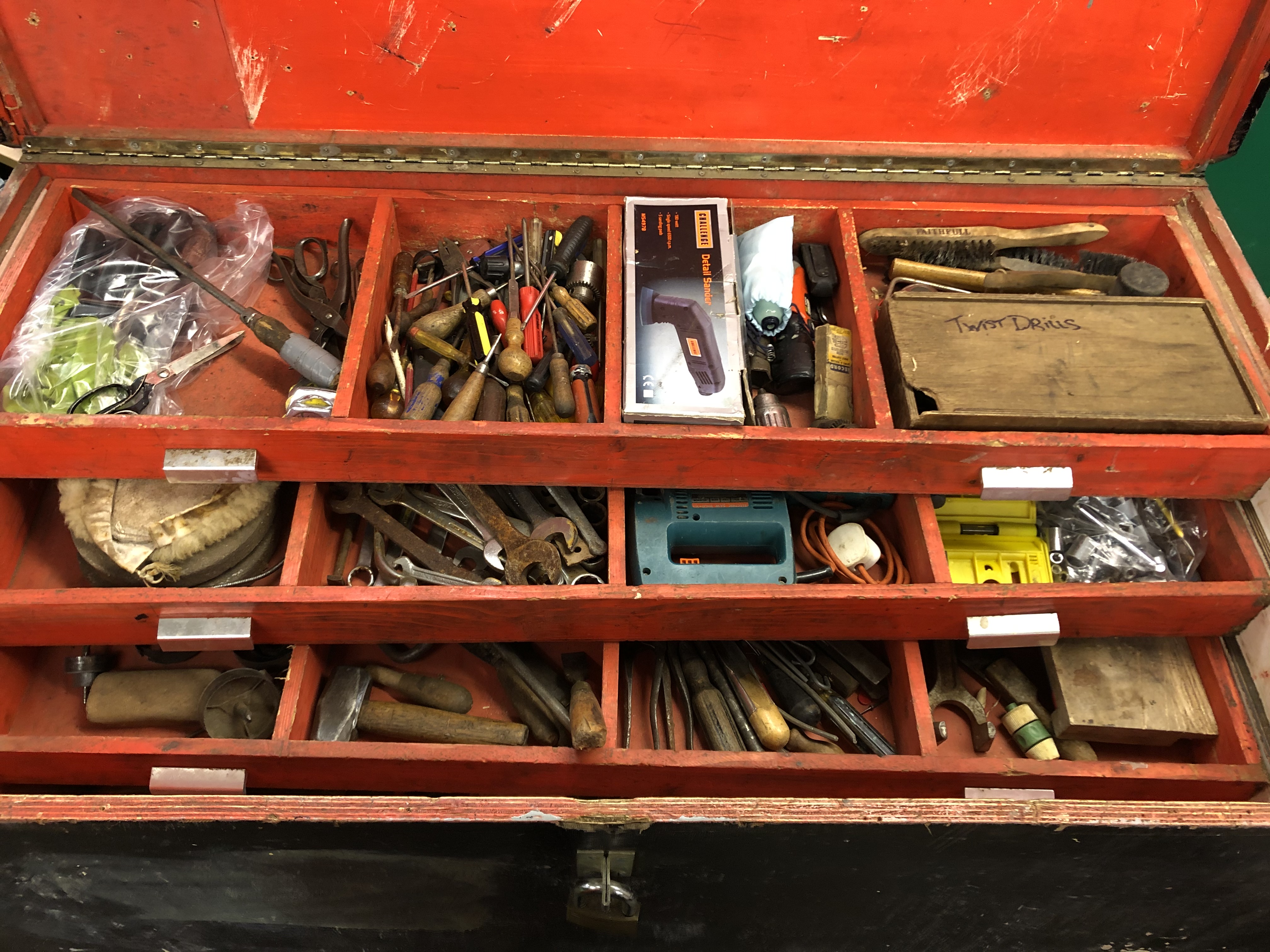 LARGE PINE TOOL CHEST ON WHEELS WITH FITTED SLIDING TRAYS OF VARIOUS TOOLS - Image 3 of 9