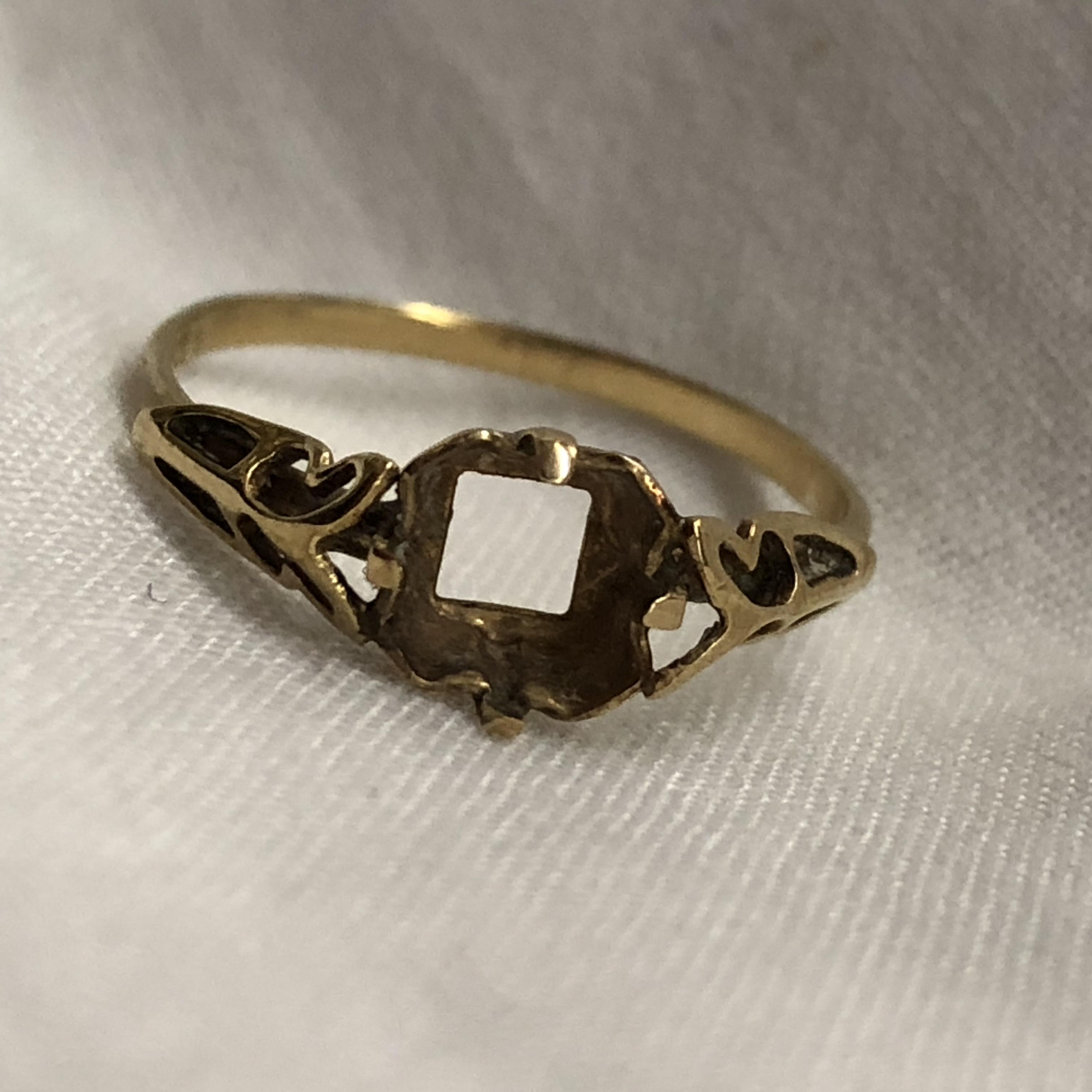 9CT GOLD RING (STONE MISSING) SIZE K AND A 9CT GOLD DIAMOND STICK PIN AND A PAIR OF 9CT GOLD HOOP - Image 3 of 6