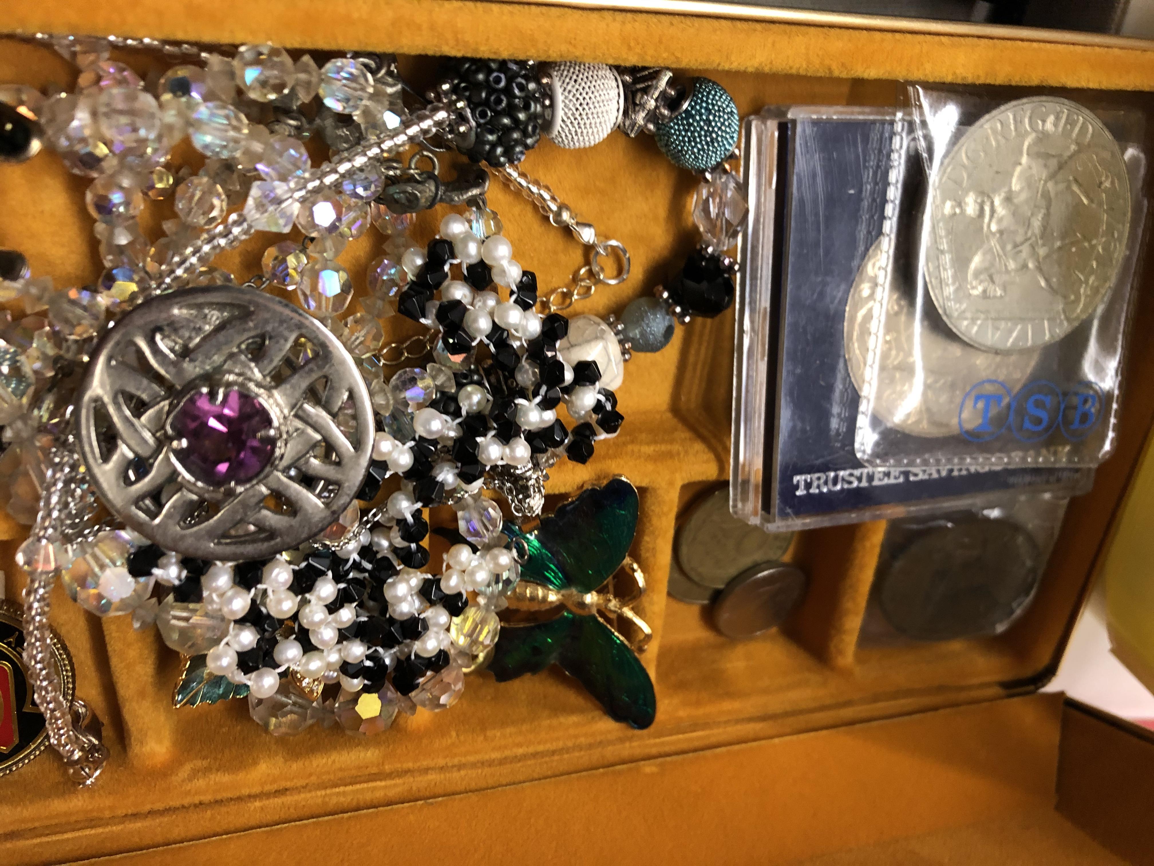 LARGE SELECTION OF COSTUME JEWELLERY INCLUDING BROOCHES, WATCHES, NECKLACES, COINS, - Image 4 of 4