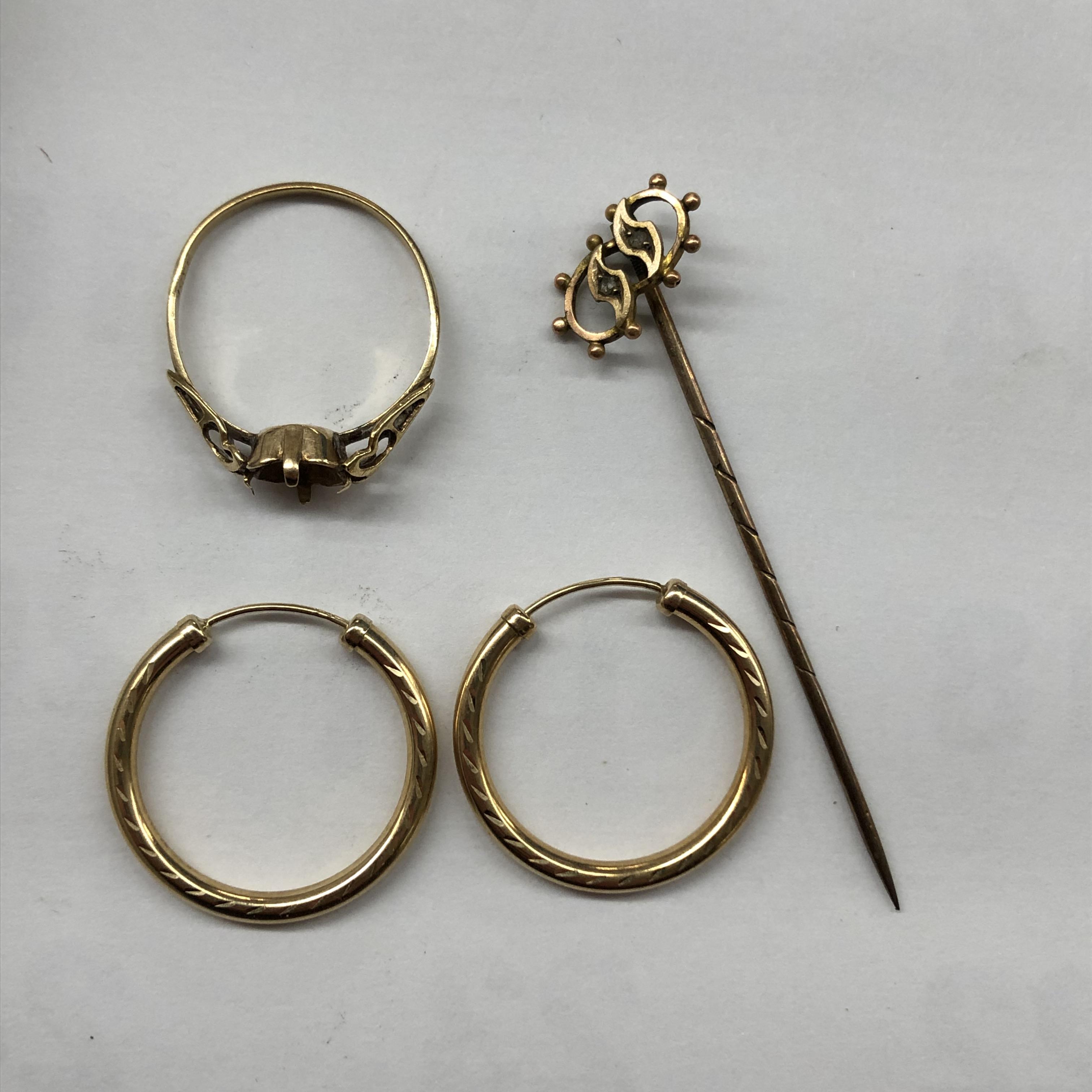 9CT GOLD RING (STONE MISSING) SIZE K AND A 9CT GOLD DIAMOND STICK PIN AND A PAIR OF 9CT GOLD HOOP