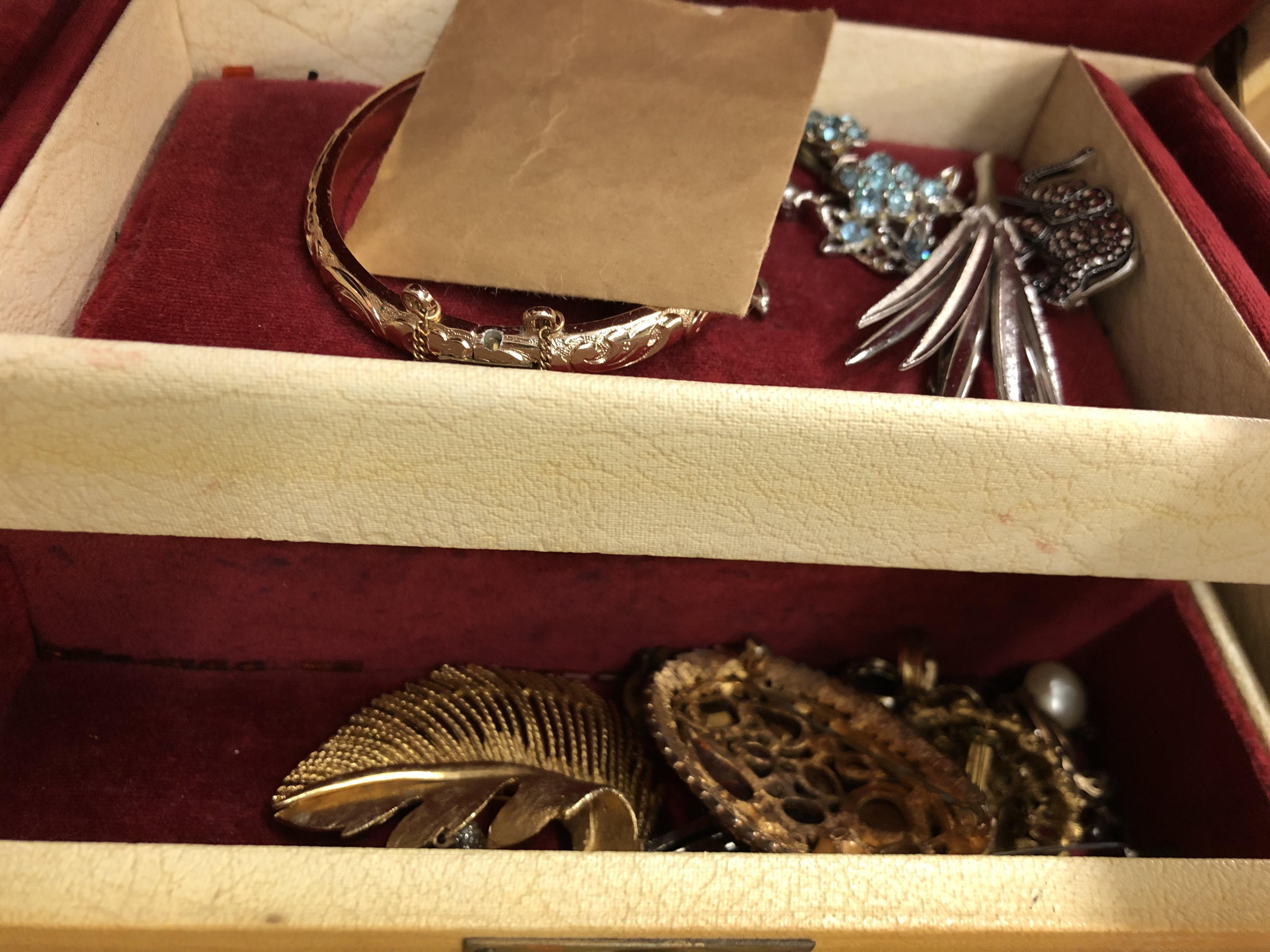 LARGE SELECTION OF COSTUME JEWELLERY INCLUDING BROOCHES, WATCHES, NECKLACES, COINS, - Image 2 of 4