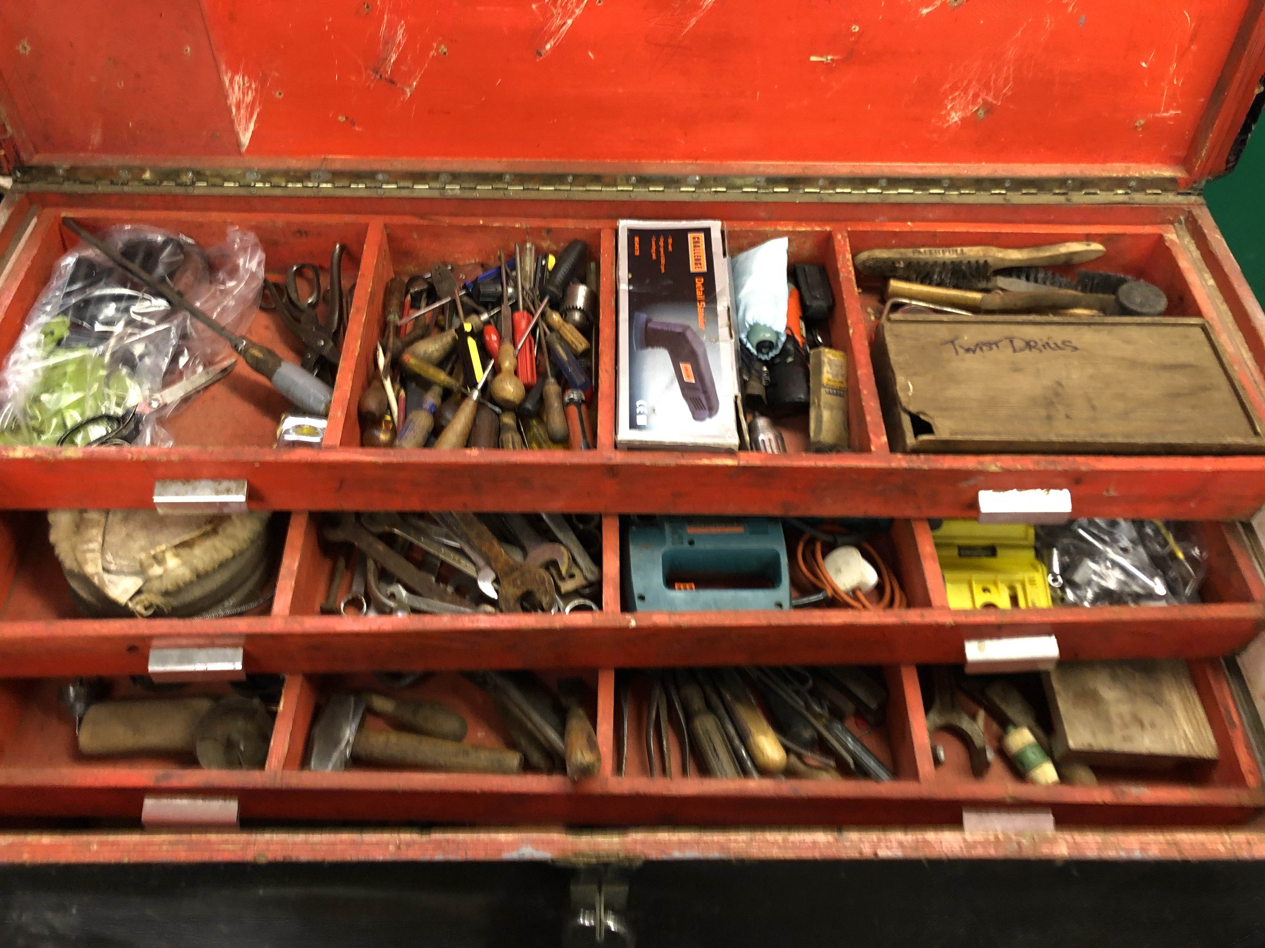 LARGE PINE TOOL CHEST ON WHEELS WITH FITTED SLIDING TRAYS OF VARIOUS TOOLS - Image 2 of 9