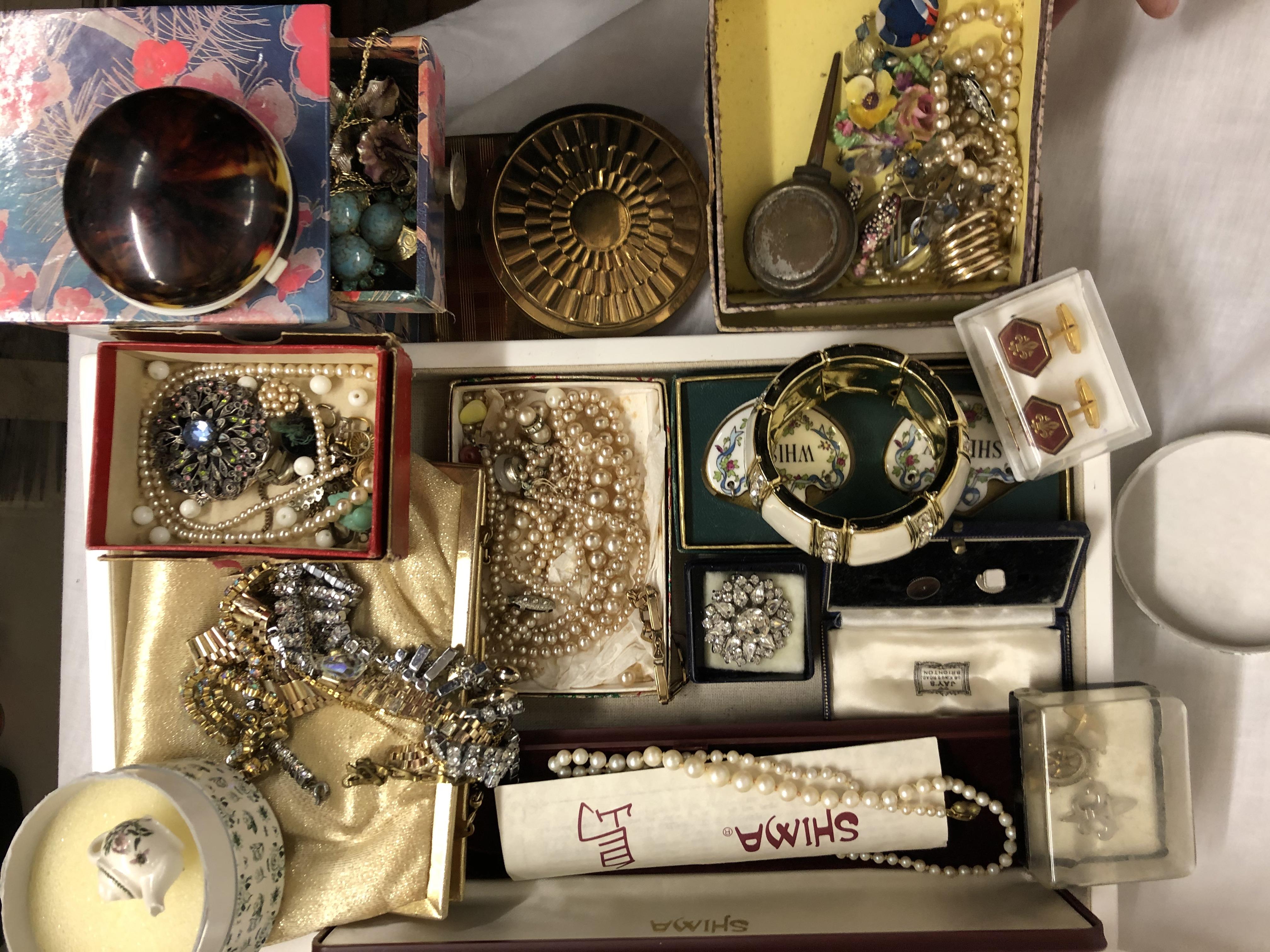 TRAY OF COSTUME JEWELLERY INCLUDING BRACELETS, BROOCHES, COMPACTS,