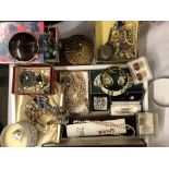 TRAY OF COSTUME JEWELLERY INCLUDING BRACELETS, BROOCHES, COMPACTS,