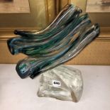 CONTEMPORARY STUDIO GLASS SCULPTURE 'INTERLACING CURRENTS' SIGNED BY ARTIST ALLISTER MALCOLM A/F
