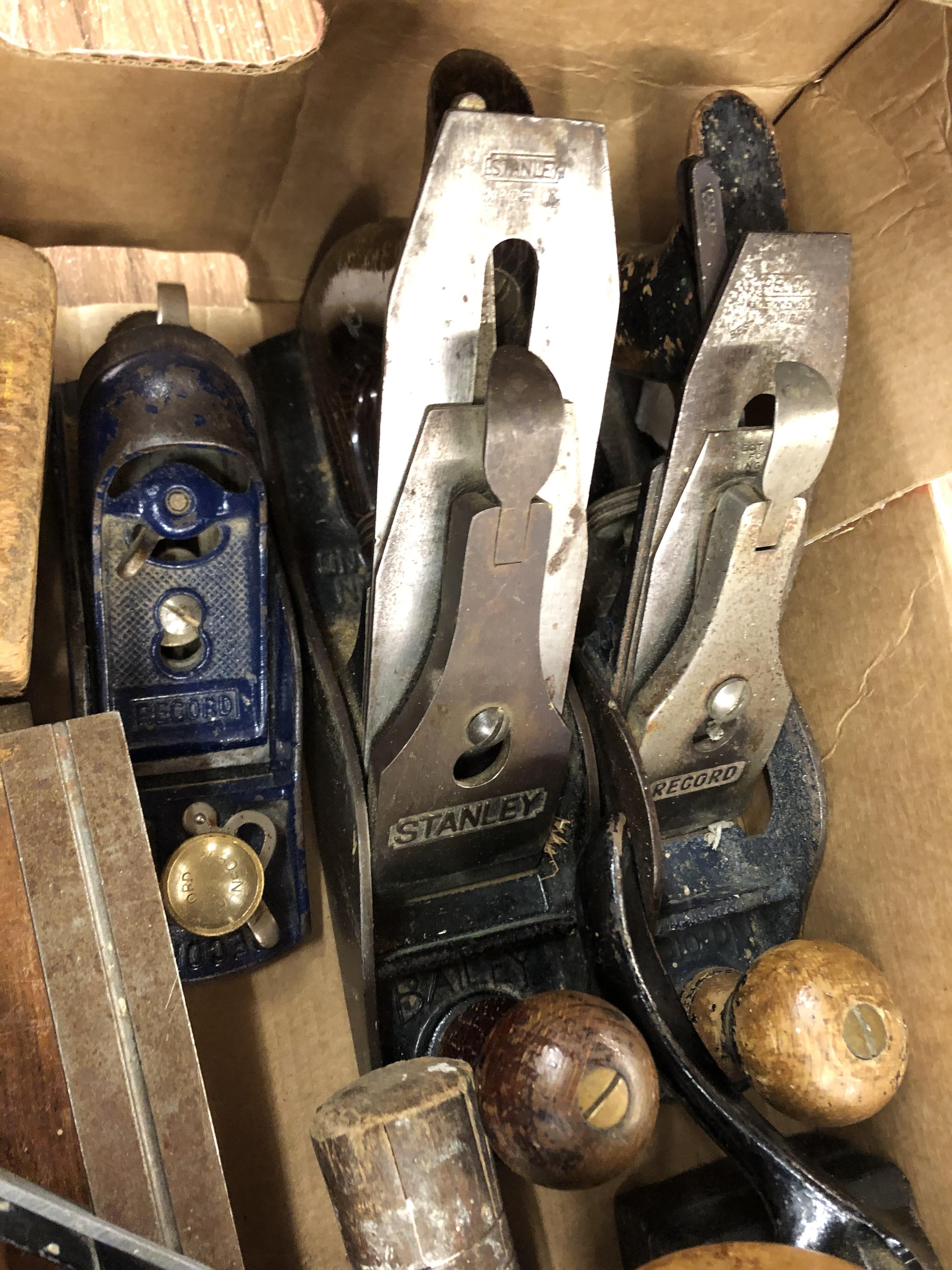 CARTON OF CARPENTRY TOOLS INCLUDING STANLEY AND RECORD PLANES, SPOKE SHAVE, SHARPENING BLOCK, - Image 3 of 3