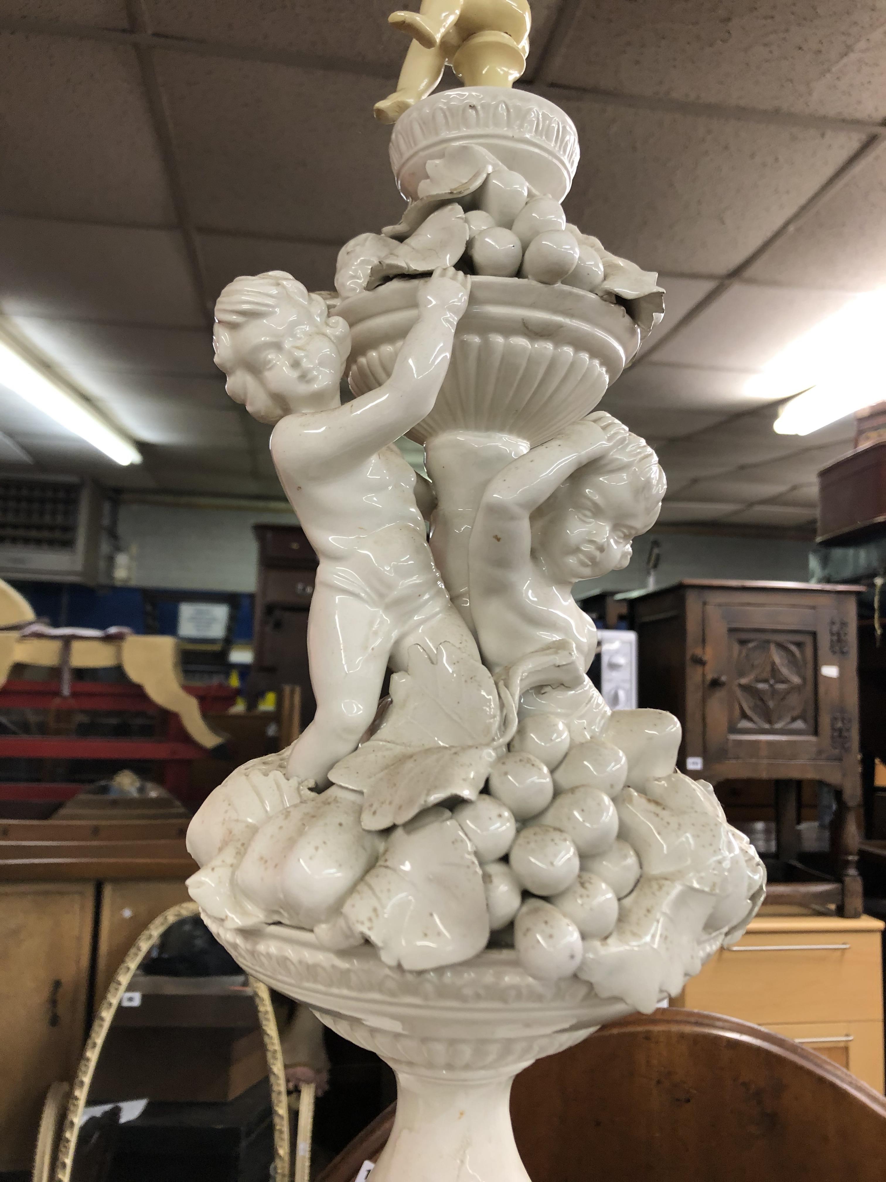 BLANC DE CHINE CHERUB FIGURAL LAMP - Image 2 of 3