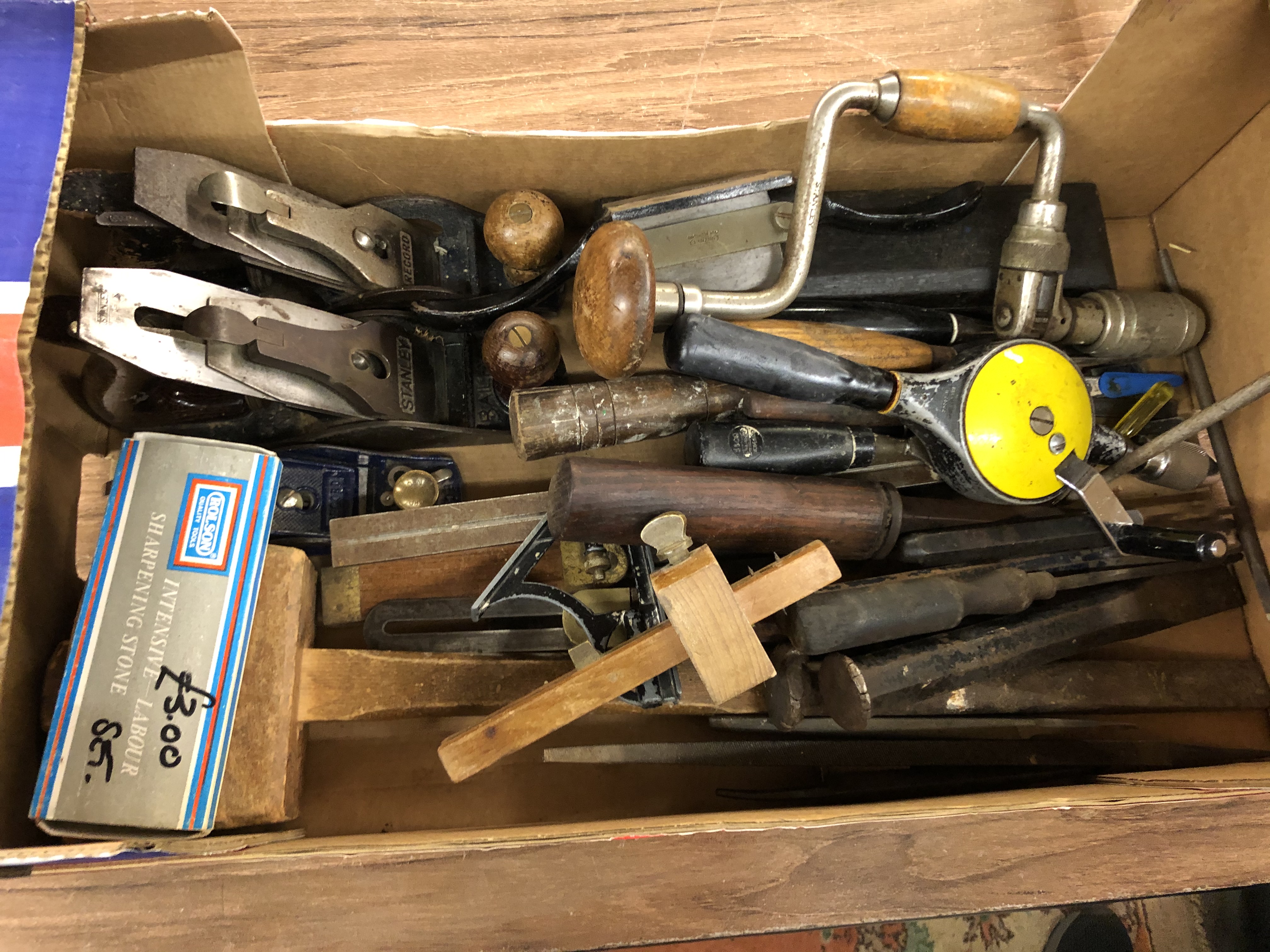 CARTON OF CARPENTRY TOOLS INCLUDING STANLEY AND RECORD PLANES, SPOKE SHAVE, SHARPENING BLOCK,