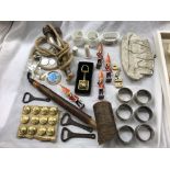TRAY OF VARIOUS ITEMS INCLUDING A TYROLEAN PIPE, VINTAGE SKIPPING ROPE,