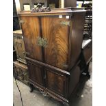 REPRODUCTION FLAME MAHOGANY QUEEN ANNE STYLE DRINKS CABINET ON CABRIOLE LEGS W85CM D49CM H153CM