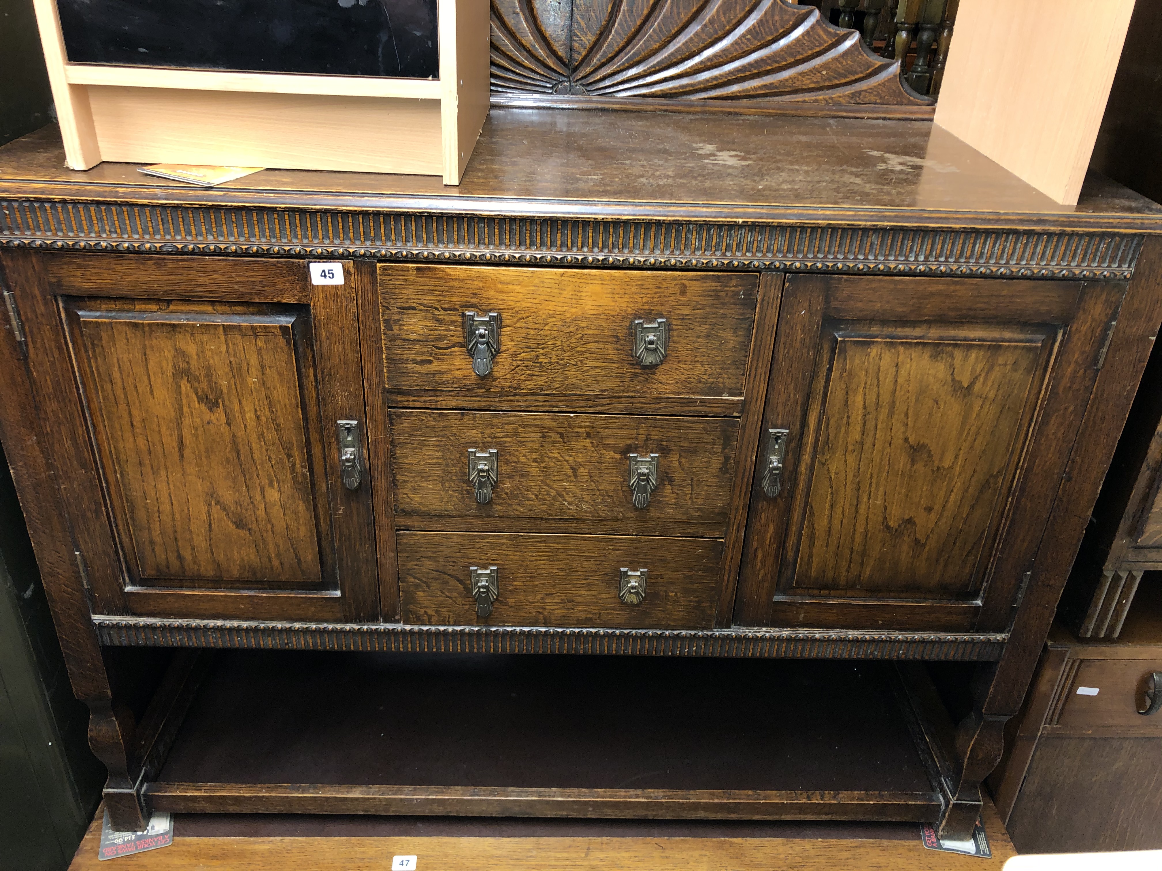 1930S OAK SIDEBOARD WITH SCALLOP BACK LEDGE 124CM W X 49CM D X 109CM H - Image 2 of 2