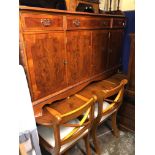 REPRODUCTION REGENCY STYLE YEW EXTENDING DINING TABLE FIVE SABRE LEG CHAIRS AND MATCHING SIDE