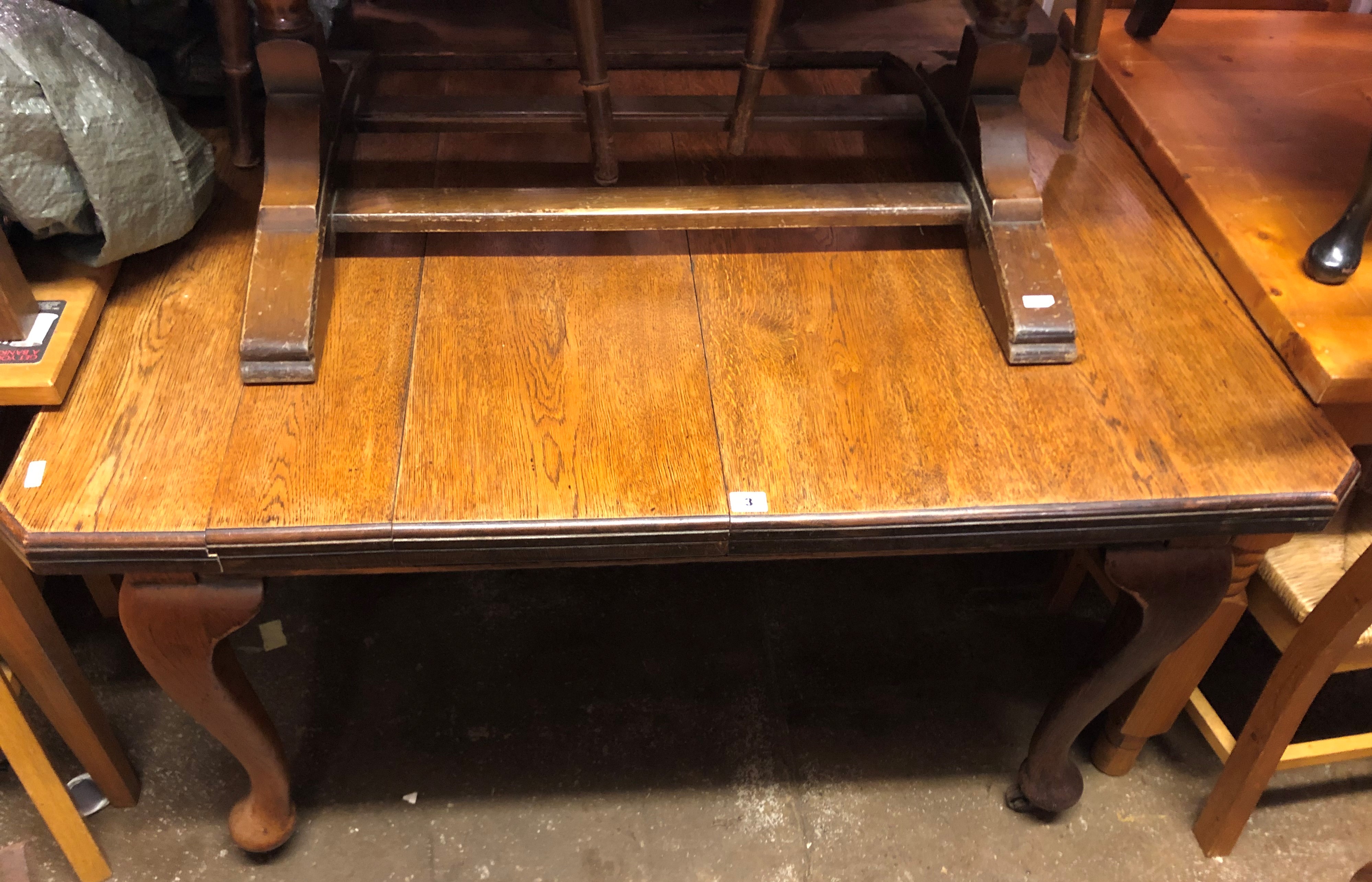 EDWARDIAN OAK EXTENDING DINING TABLE ON CABRIOLE LEGS 118CM W X 72CM H X 117CM D