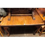 EDWARDIAN OAK EXTENDING DINING TABLE ON CABRIOLE LEGS 118CM W X 72CM H X 117CM D